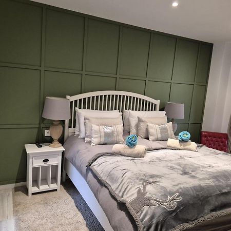 Luxurious Three Bedroom Duplex Apt Close To Beach 푸엔히롤라 외부 사진