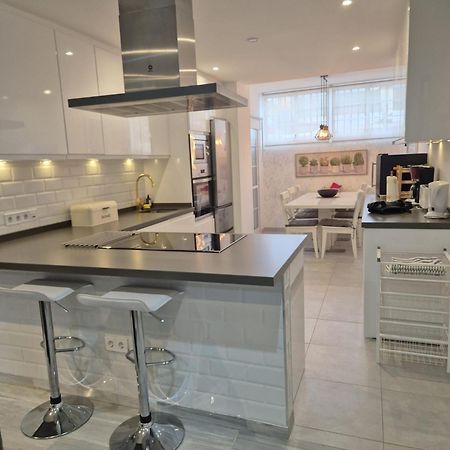 Luxurious Three Bedroom Duplex Apt Close To Beach 푸엔히롤라 외부 사진