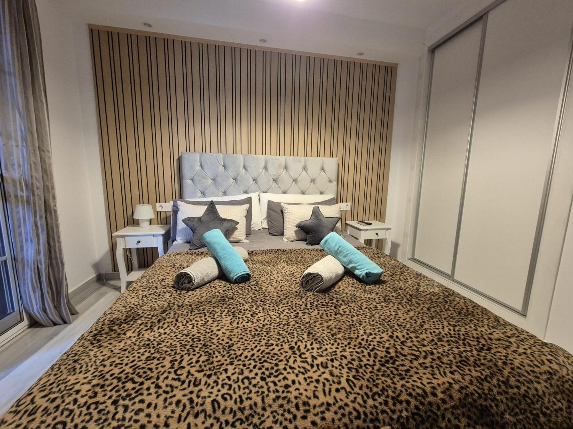 Luxurious Three Bedroom Duplex Apt Close To Beach 푸엔히롤라 외부 사진