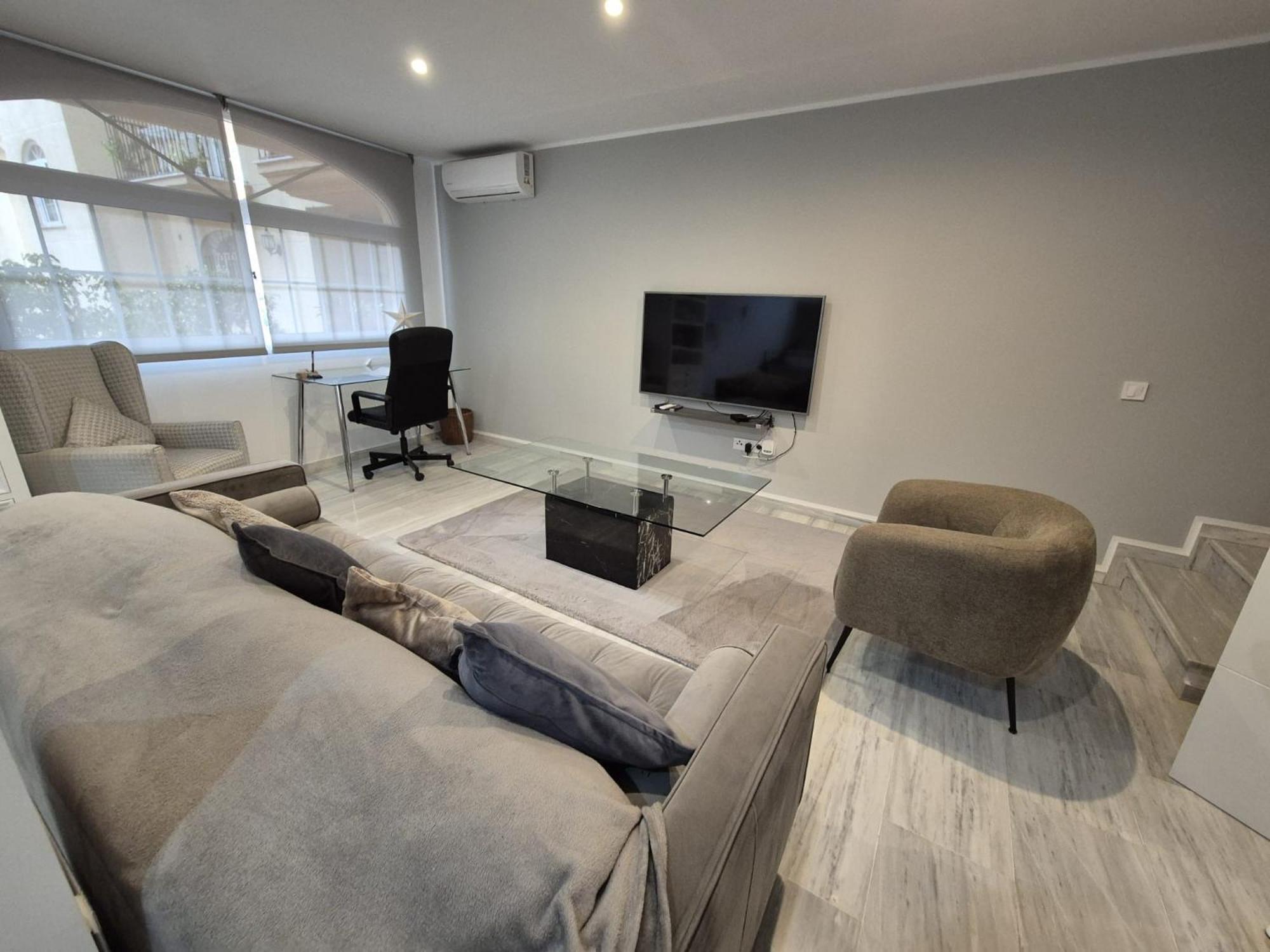 Luxurious Three Bedroom Duplex Apt Close To Beach 푸엔히롤라 외부 사진
