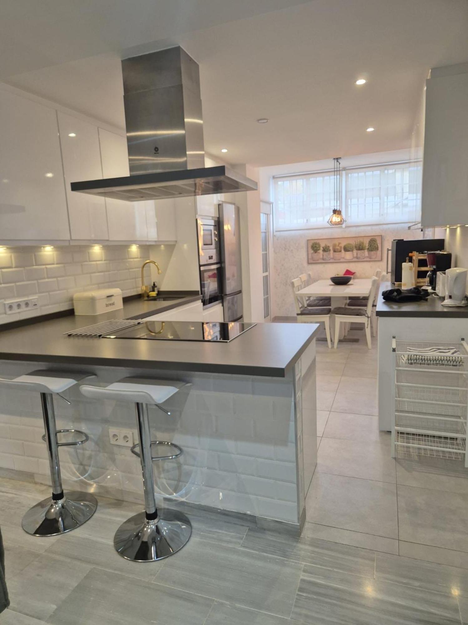 Luxurious Three Bedroom Duplex Apt Close To Beach 푸엔히롤라 외부 사진